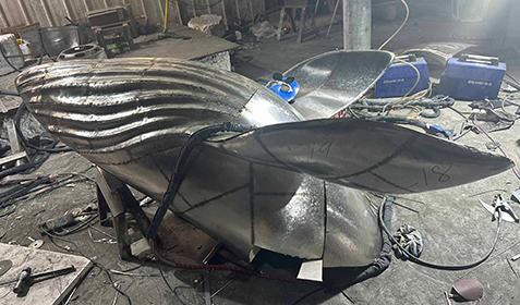 不銹鋼雕塑海豚制作現(xiàn)場