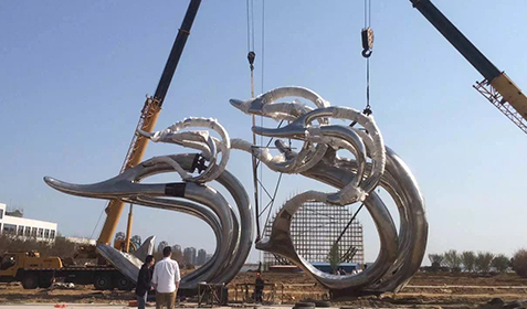 威海櫻花湖體育公園《遨游》不銹鋼雕塑-安裝現(xiàn)場